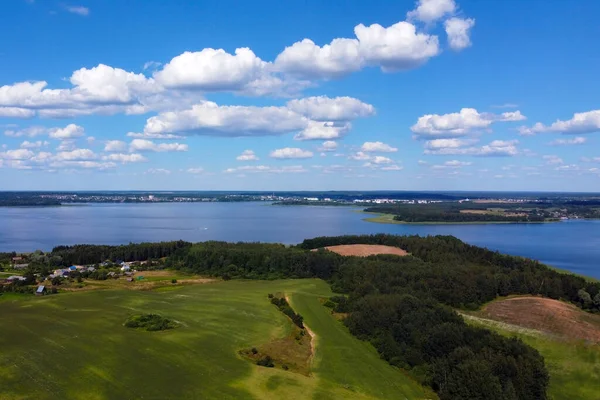Aero Fotoğrafı. Kırsal kesimde açık bir günde büyük mavi bir gölün havadan görünüşü