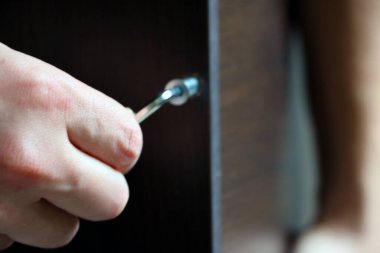 Adamın elleri mobilya topluyor. Evde toplanılıyor