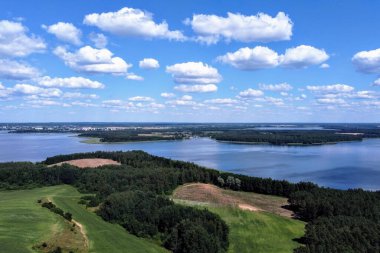 Kırsalda güzel bir göl manzarası