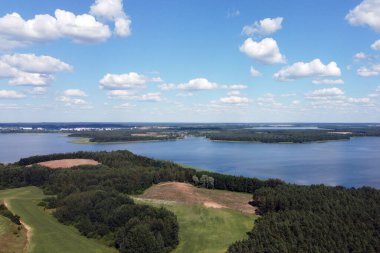 Güneşli bir günde güzel bir göl manzarası.