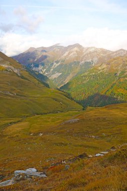 Sonbaharda dağların manzarası