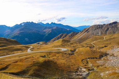 Güneşli bir sonbahar gününde güzel bir dağ manzarası. Alpler, Avusturya