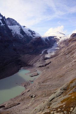 Grossglockner Dağı ve Avusturya 'daki eriyen buzulun güzel manzarası.