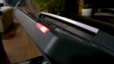 MFP 'nin kapağında kırmızı bir gösterge var..