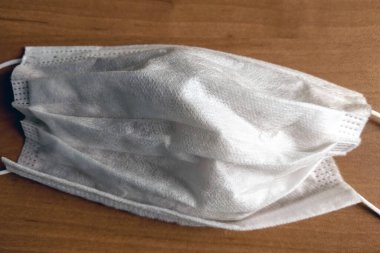 Masada Coronavirus için tıbbi bir maske var.