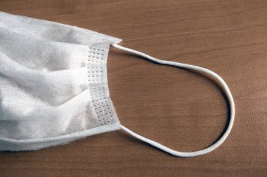 Masada tıbbi bir maske var. Koronavirüse karşı önlem