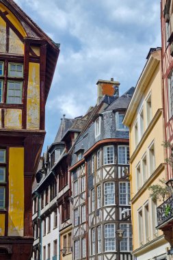 Rouen, Fransa, 28 Temmuz 2025: Canlı tarihi Avrupa caddesi çeşitli mimari tarzlar sergiliyor, yarı ahşap binalar ve bulutlu bir gökyüzü altında yıpranmış cephelerle. Seyahat, mimari ve şehir tasarım temaları için mükemmel.