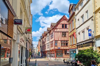 Rouen, Fransa, 28 Temmuz 2025: Avrupa 'nın tarihi bir kasabasında canlı bir sokak sahnesi keresteli binalar ve hareketli açık hava kafeleri. Güneşli gün ve açık mavi gökyüzü mimari güzelliği ve canlı atmosferi arttırır..