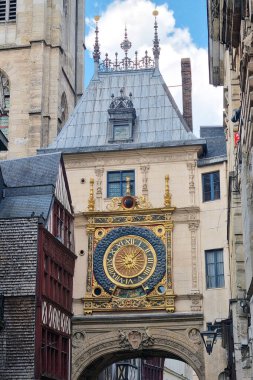 Rouen, Fransa, 28 Temmuz 2025: Rouen, Fransa 'da tarihi bir astronomik saat, süslü detaylar ve ortaçağ mimarisi sergilenmektedir. Karmaşık tasarım, altın bir kadranı, Roma rakamlarını ve yıpranmış bir zemin üzerine kurulmuş süslü heykelleri içeriyor.