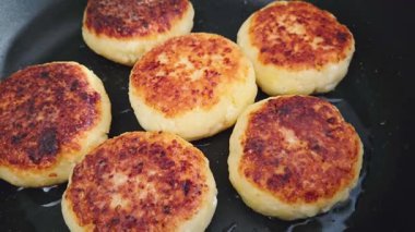 Lezzetli süzme peynirli börekler, mükemmel kaşarlanmış ve çıtır çıtır, yapışmaz bir tavada. Lezzetli bir kahvaltı ya da hızlı atıştırmalık için idealdir. Bu köftelerde altın bir kabuk ve hassas bir iç kısım bulunur. Tatmin edici bir mutfak deneyimi sunar..