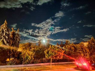    Gece dolunay, bulutlar ve yıldızlarla şehri kapladı.