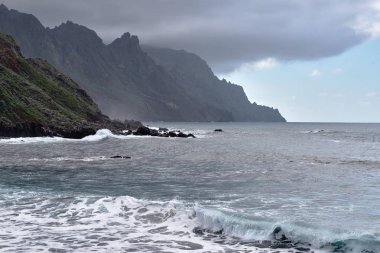 Anaga dağın Cliffs, okyanus yüksek dalgalar - kıyı manzara.