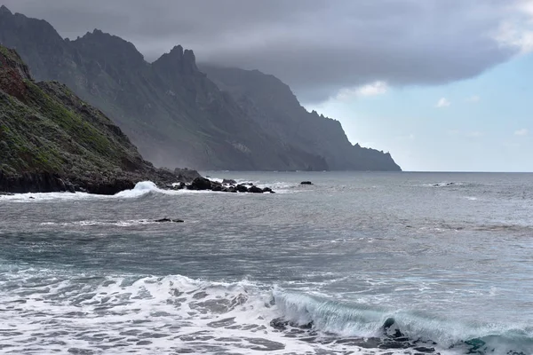 Acantilados Montaña Anaga Olas Altas Del Océano Paisaje Costero — Foto de Stock