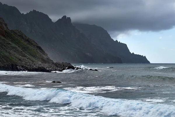 Skały Góry Anaga Wysokie Fale Oceanu Krajobrazu Wybrzeża — Zdjęcie stockowe