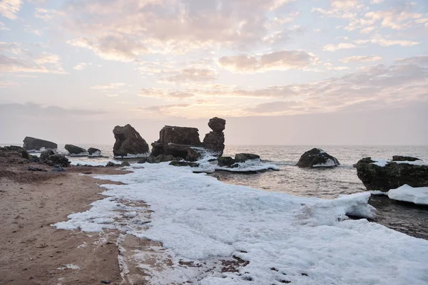 Karosta kış günbatımında. Baltık Denizi'nin eski bir kale, Liepaja, Letonya eski Sovyet temel Karosta parçası sahilde Kuzey kale kalıntıları.