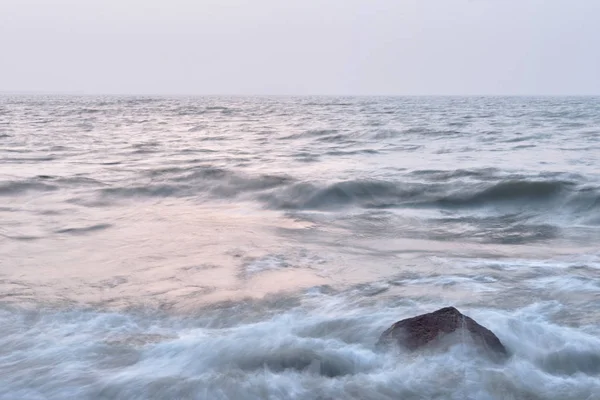 Karosta kış günbatımında. Baltık Denizi'nin eski bir kale, Liepaja, Letonya eski Sovyet temel Karosta parçası sahilde Kuzey kale kalıntıları.