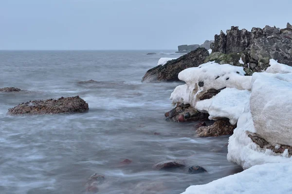 Karosta kış günbatımında. Baltık Denizi'nin eski bir kale, Liepaja, Letonya eski Sovyet temel Karosta parçası sahilde Kuzey kale kalıntıları.