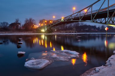 Yüzen buz bahar. Karosta nakliye Channel.Karosta ahşap köprü. Akşam peyzaj.