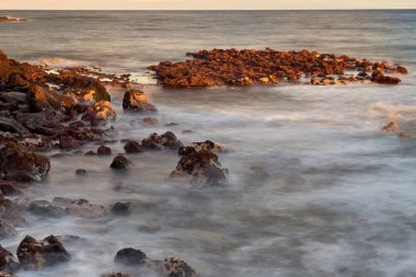 Dalgalar kıyıya kır. Kanarya Adaları, okyanus günbatımı.