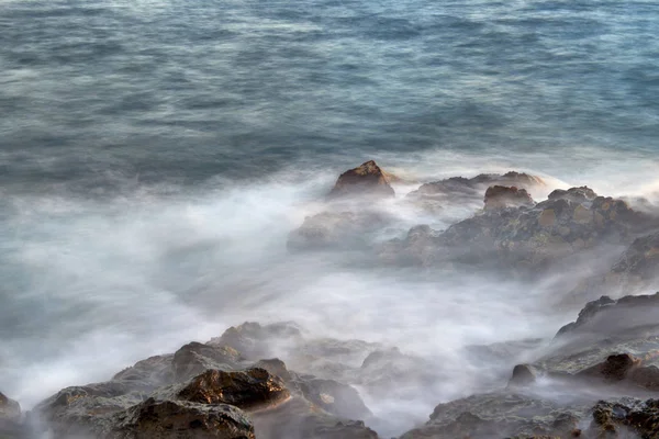 海岸に波が割れる カナリア諸島 海に沈む夕日 — ストック写真