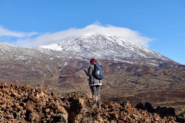 Tenerife, İspanya, Kasım 23,2018.The kız Teide Teide.View Garcia Rock.Beautiful güneşli gün Teide Milli parkta çok isterim.
