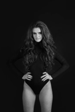 Siyah bir zemin üzerine bir stüdyoda bir kız portresi. Deli kız stüdyoda. Siyah ve beyaz fotoğraf.