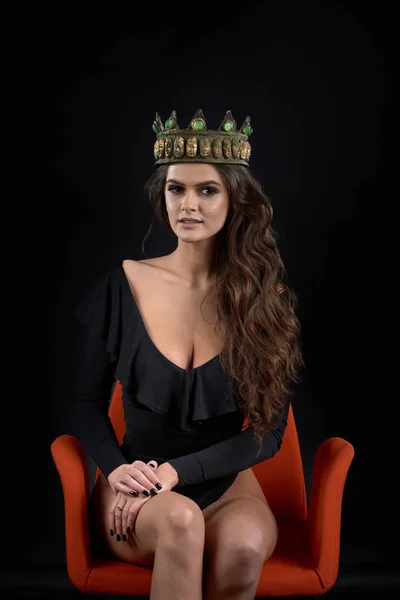 Taç olan kız. Siyah bir zemin üzerine bir stüdyoda bir kız portresi.