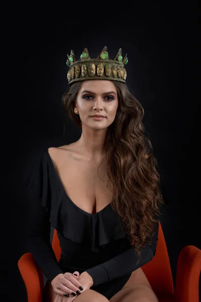 Taç olan kız. Siyah bir zemin üzerine bir stüdyoda bir kız portresi.