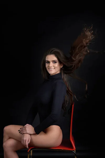 Siyah bir zemin üzerine bir stüdyoda bir kız portresi. Stüdyoda çılgın kız.