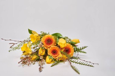 Bahar çiçekleri beyaz zemin üzerinde bir buket.