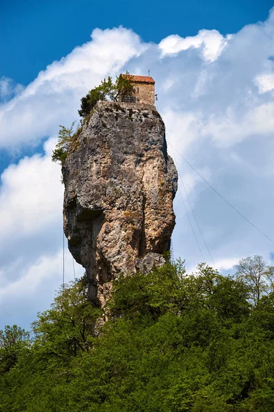 Katskhi sütunu, sütun üzerindeki Manastır, Gürcistan.