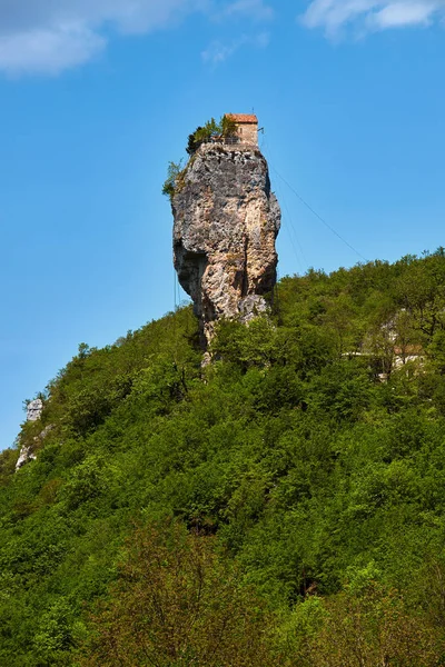 Katskhi sütunu, sütun üzerindeki Manastır, Gürcistan. — Stok fotoğraf