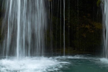 Nehir Abasha Şelalesi Doğal Anıt.Düşen şelale. Gürcistan'da uzun süre fotoğraflandı.
