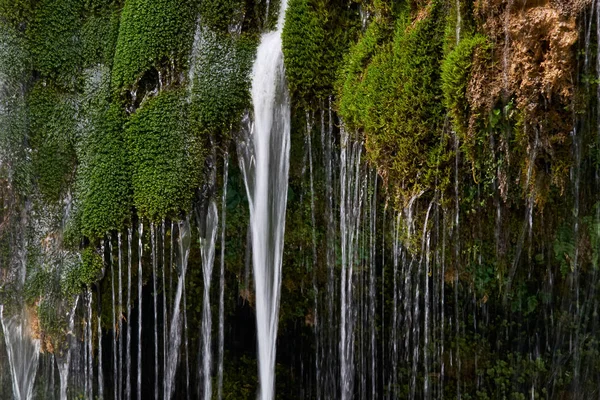 Nehir Abasha Şelalesi Doğal Anıt.Düşen şelale. Gürcistan'da uzun süre fotoğraflandı.