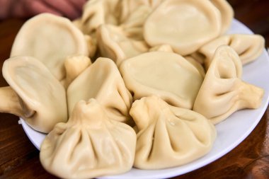 Khinkali, Gürcü mantı, geleneksel Gürcü mutfağı. Tabak kenarı görünümlü Khinkali.