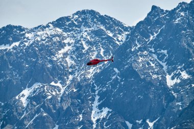 Kafkas Dağları üzerinde gökyüzünde kırmızı helikopter, güzel bir dağ manzara.