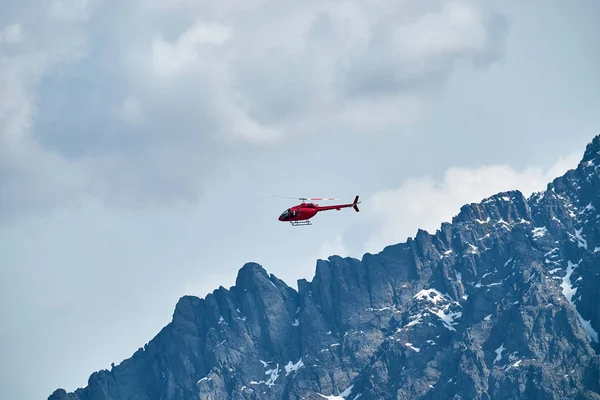Rode helikopter in de lucht over het Kaukasus gebergte, een prachtig berglandschap. — Stockfoto