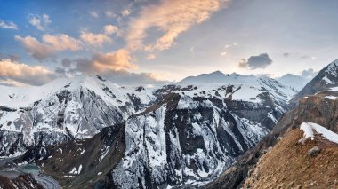 Akşam kar Yaylası ve Güneş gökyüzünde Panoraması. Kafkas Dağları, Georgia. Kayak Merkezi Gudauri göster.