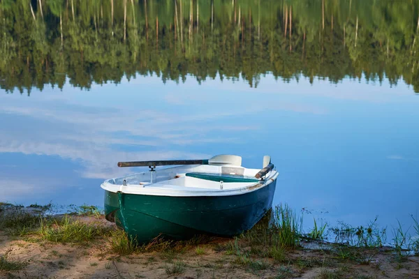 Old fishing boat on the lake shore. — Stock Photo, Image