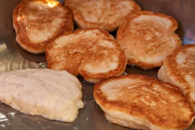 Büyük un krep, büyük bir tavada pişmiş.