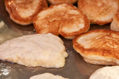 Büyük un krep, büyük bir tavada pişmiş.