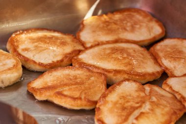 Büyük un krep, büyük bir tavada pişmiş.