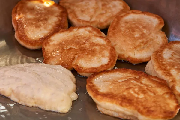 Büyük un krep, büyük bir tavada pişmiş.