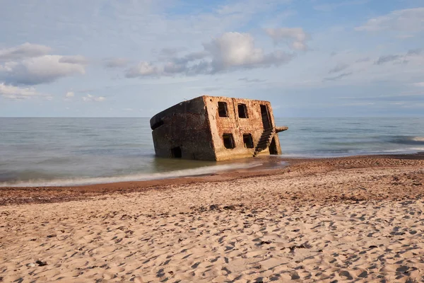 Bunkerruinen in der Nähe des Ostseestrandes, Teil der alten Festung im ehemaligen sowjetischen Gewerkschaftsstützpunkt "Karosta" in Liepaja, Lettland. Fotografiert im Sommer. — Stockfoto