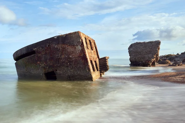 Bunkerruinen in der Nähe des Ostseestrandes, Teil der alten Festung im ehemaligen sowjetischen Gewerkschaftsstützpunkt "Karosta" in Liepaja, Lettland. Fotografiert im Sommer. — Stockfoto