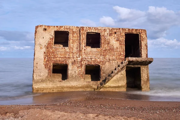 Bunkerruinen in der Nähe des Ostseestrandes, Teil der alten Festung im ehemaligen sowjetischen Gewerkschaftsstützpunkt "Karosta" in Liepaja, Lettland. Fotografiert im Sommer. — Stockfoto