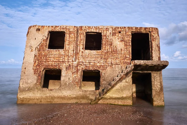 Bunkerruinen in der Nähe des Ostseestrandes, Teil der alten Festung im ehemaligen sowjetischen Gewerkschaftsstützpunkt "Karosta" in Liepaja, Lettland. Fotografiert im Sommer. — Stockfoto