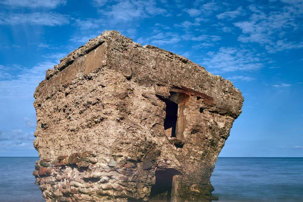 Bunkerruinen in der Nähe des Ostseestrandes, Teil der alten Festung im ehemaligen sowjetischen Gewerkschaftsstützpunkt "Karosta" in Liepaja, Lettland. Fotografiert im Sommer. — Stockfoto