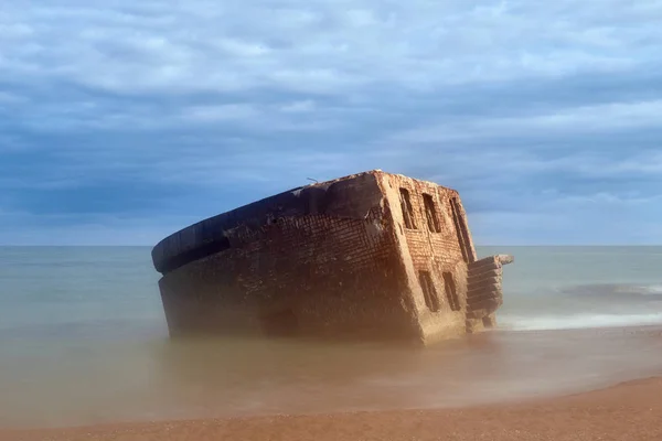 Bunkerruinen in der Nähe des Ostseestrandes, Teil der alten Festung im ehemaligen sowjetischen Gewerkschaftsstützpunkt "Karosta" in Liepaja, Lettland. Nebel in der Festung Karosta. — Stockfoto