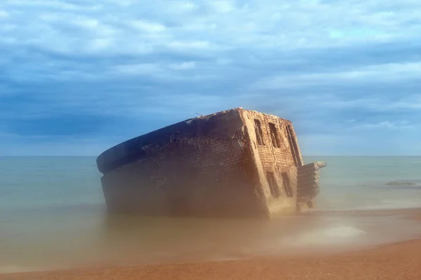 Bunkerruinen in der Nähe des Ostseestrandes, Teil der alten Festung im ehemaligen sowjetischen Gewerkschaftsstützpunkt "Karosta" in Liepaja, Lettland. Nebel in der Festung Karosta. — Stockfoto